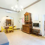Vintage Charm & Color, And Spacious Appartamento