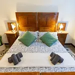 Vintage Charm & Color, And Spacious Appartamento