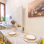 Vintage Charm & Color, And Spacious Appartamento