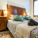 Vintage Charm & Color, And Spacious Appartamento