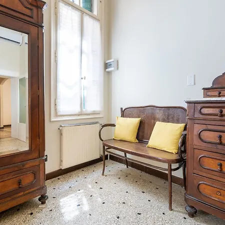 Daire Vintage Charm & Color, And Spacious