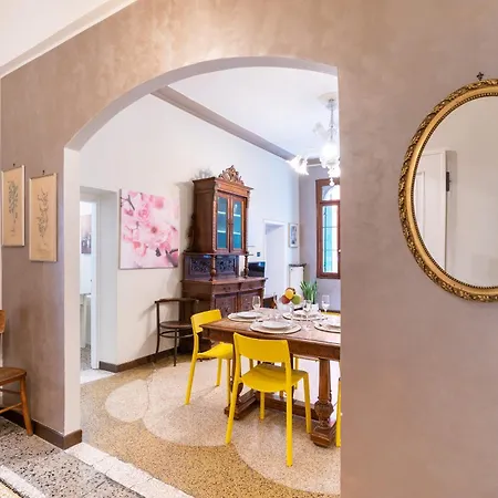 شقة Vintage Charm & Color, And Spacious *