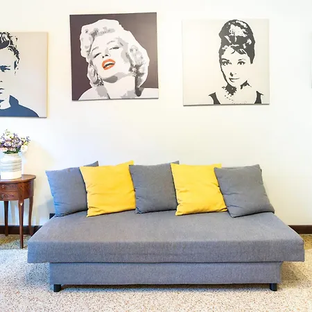 Vintage Charm & Color, And Spacious شقة