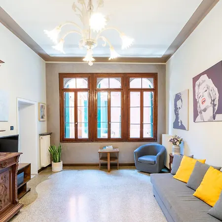 Vintage Charm & Color, And Spacious * Venedik