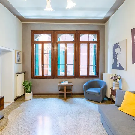 Vintage Charm & Color, And Spacious شقة