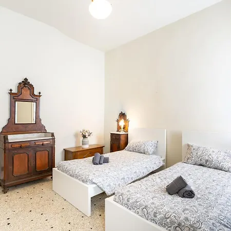 Vintage Charm & Color, And Spacious شقة *