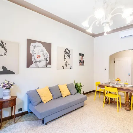 Vintage Charm & Color, And Spacious شقة البندقية