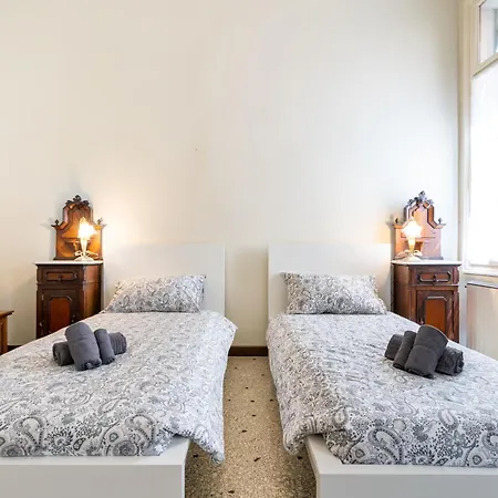 Vintage Charm & Color, And Spacious شقة