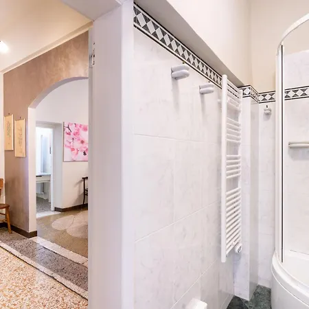Vintage Charm & Color, And Spacious شقة البندقية