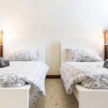 شقة Vintage Charm & Color, And Spacious
