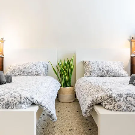 Vintage Charm & Color, And Spacious شقة *