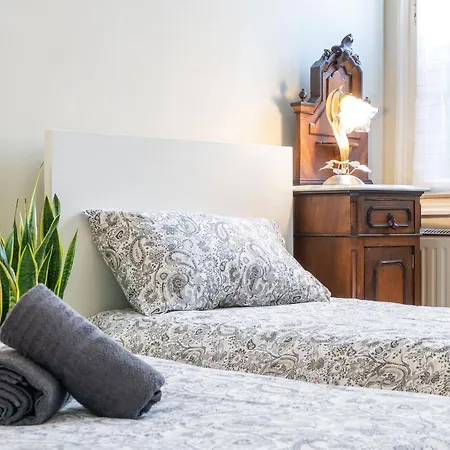 Vintage Charm & Color, And Spacious شقة