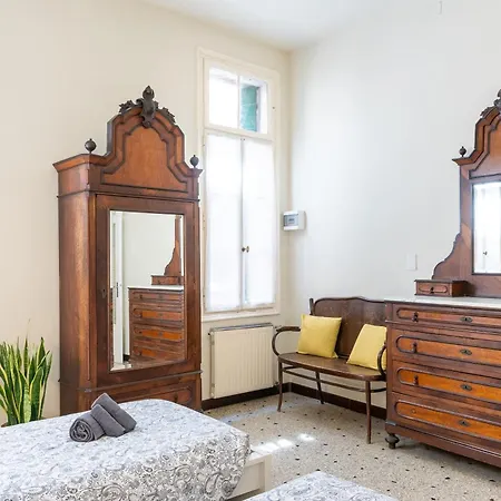 Vintage Charm & Color, And Spacious شقة *