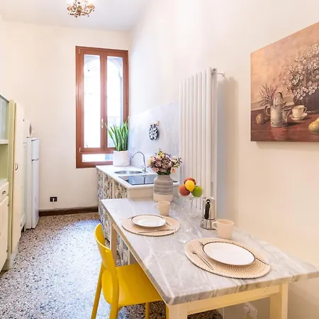 Vintage Charm & Color, And Spacious شقة البندقية