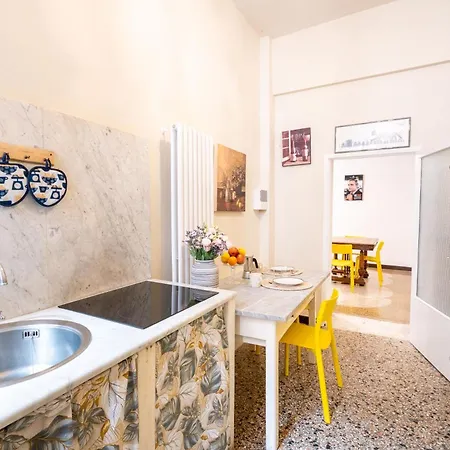 Vintage Charm & Color, And Spacious شقة *