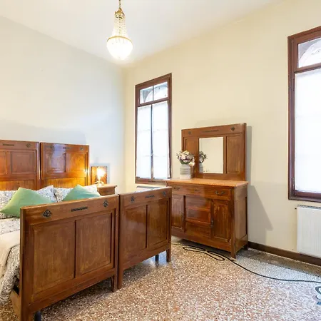شقة Vintage Charm & Color, And Spacious البندقية
