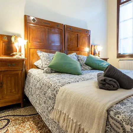 Vintage Charm & Color, And Spacious شقة