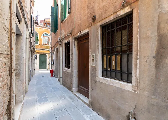 Vintage Charm & Color, And Spacious Venedik