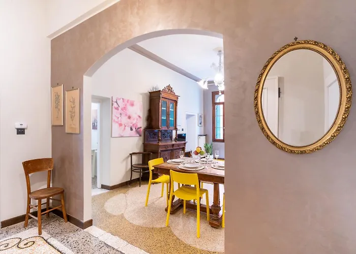 Daire Vintage Charm & Color, And Spacious *