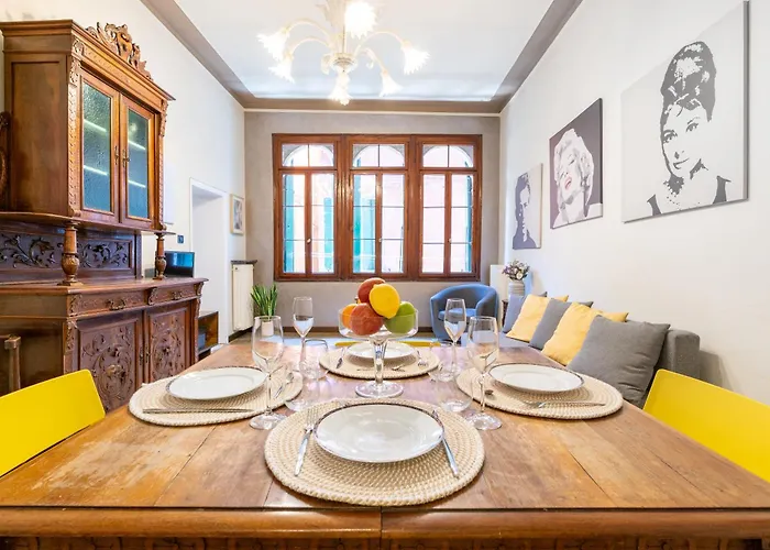 Daire Vintage Charm & Color, And Spacious