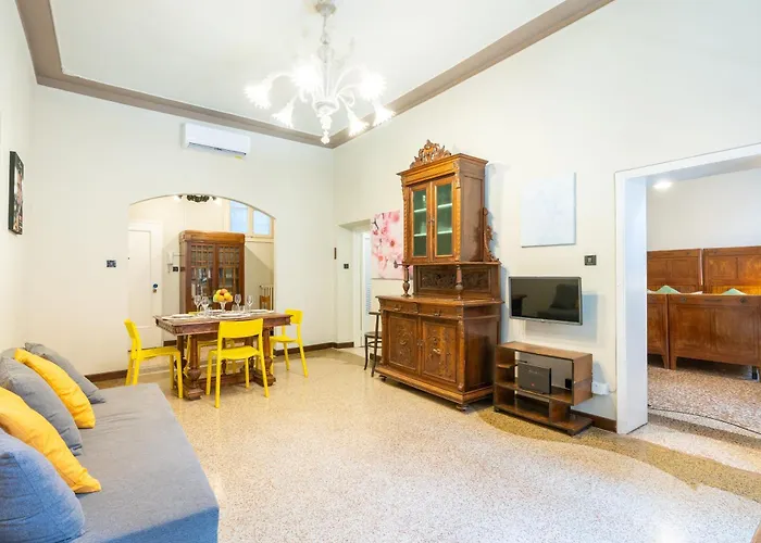 Vintage Charm & Color, And Spacious Daire