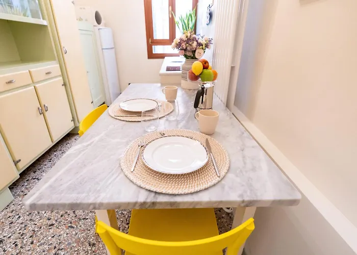 Daire Vintage Charm & Color, And Spacious Venedik