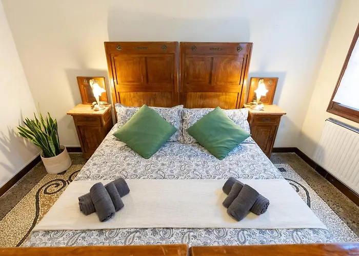 Vintage Charm & Color, And Spacious Daire