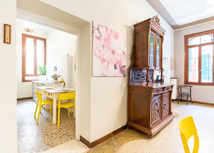 Daire Vintage Charm & Color, And Spacious *