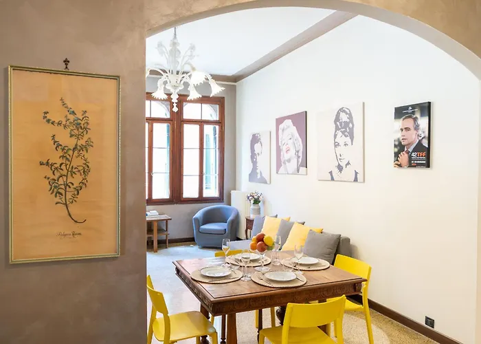 Vintage Charm & Color, And Spacious Daire *