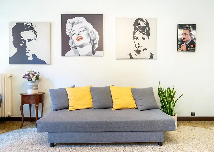 Vintage Charm & Color, And Spacious Daire Venedik