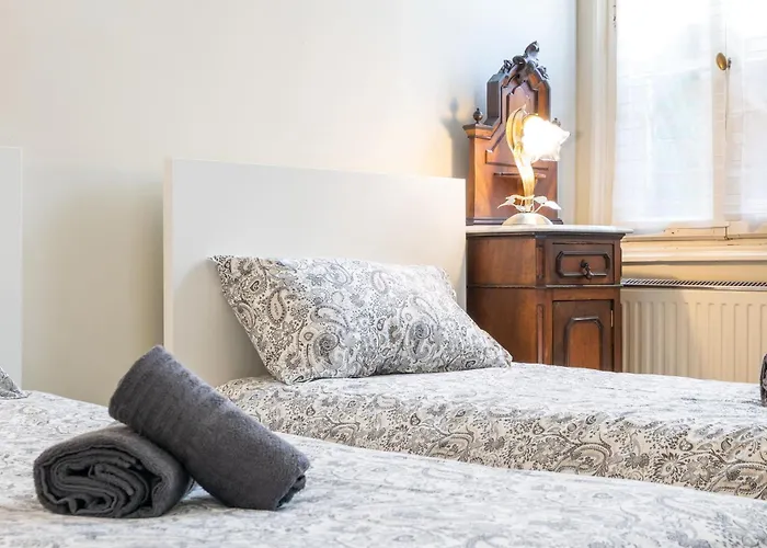 Daire Vintage Charm & Color, And Spacious *