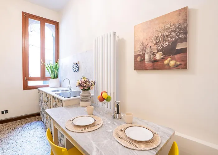 Vintage Charm & Color, And Spacious Venedik