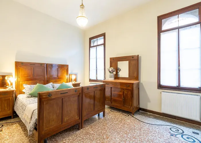 Daire Vintage Charm & Color, And Spacious Venedik