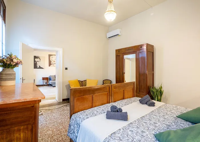 Vintage Charm & Color, And Spacious Daire Venedik