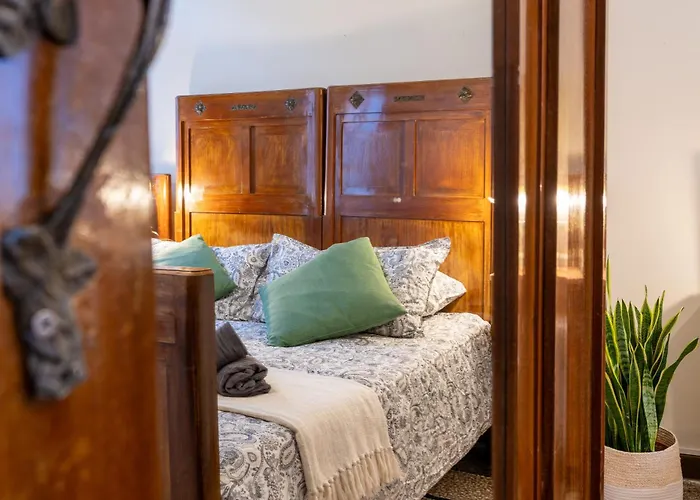 Daire Vintage Charm & Color, And Spacious *